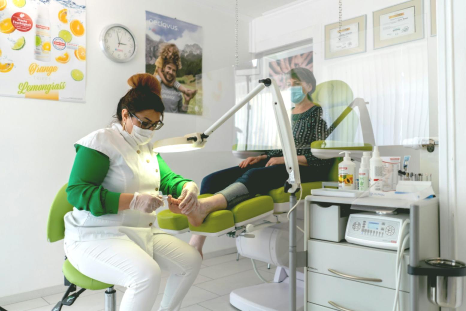 Professional nail polishing demonstration with vibrant colors and advanced techniques